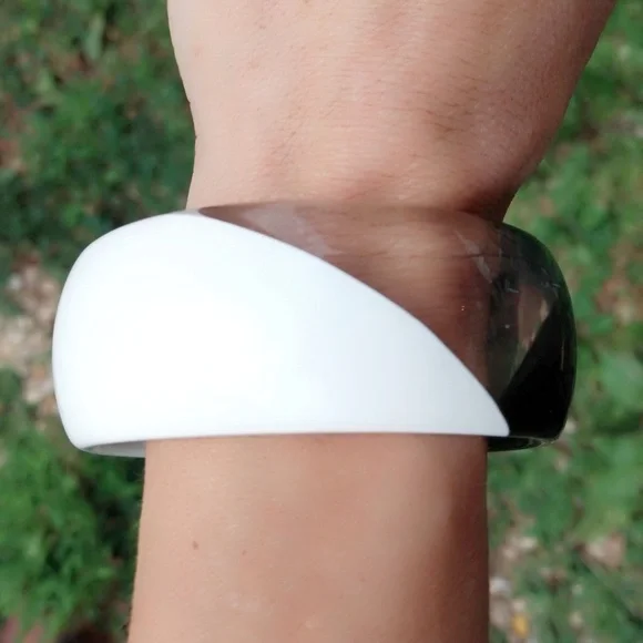 Vintage Black & White Color Block Mod Lucite Bangle - Picture 4 of 7